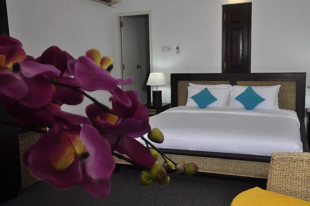 St.Lachlan Hotel & Suites Negombo 4*,