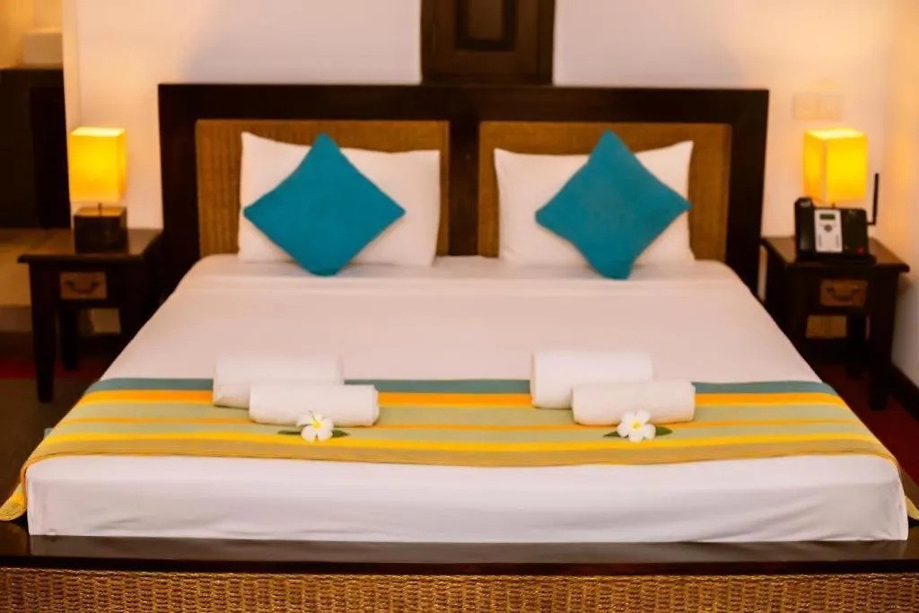 St.Lachlan Hotel & Suites Negombo 4*,